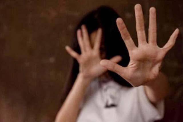 हथियार दिखा कॉलेज की तीन छात्राओं से छेड़खानी