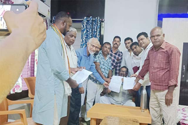 नलिन सोरेन को स्मार पत्र भेंट कर आम जनता ने की रानीश्वर को अनुमंडल बनाने की मांग