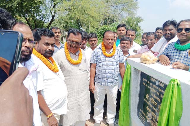 सांसद नलिन सोरेन ने किया रानीश्वर प्रखंड की 6 ग्रामीण सड़क के सुदृढ़ीकरण कार्य का शिलान्यास