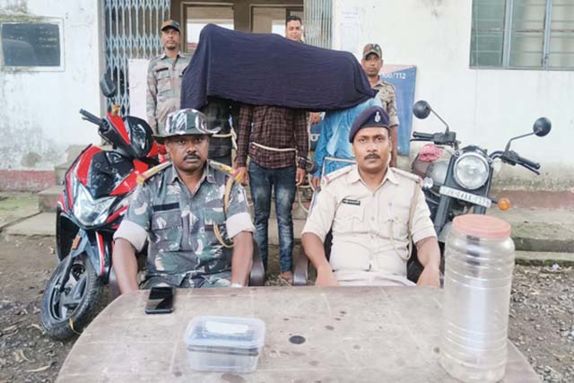 बुलेट सवार से लूटपाट, बुलेट सहित तीन गिरफ्तार