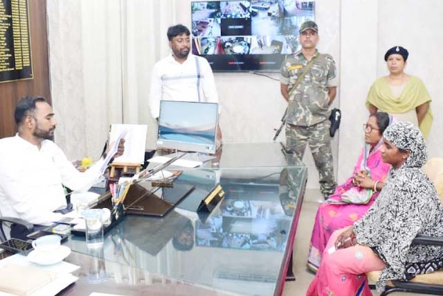 आमजनों की समस्या से रूबरू हुए उपायुक्त, पदाधिकारियों को दिये निर्देश