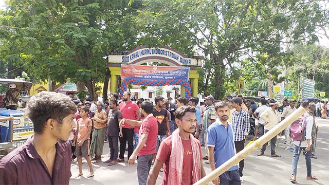 दुमका में गांधी मैदान का गेट गिरने से बच्चे की मौत, परिजनों का विरोध-प्रदर्शन