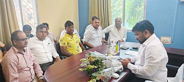 दुमका के नए डीएमओ आनन्द कुमार ने प्रभार लिया,पत्थर कारोबारियों ने स्वागत किया