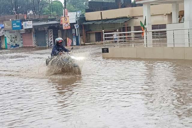 जिले में रुक-रुक कर हो रही लगातार बारिश से जन जीवन हुआ अस्त-व्यस्त