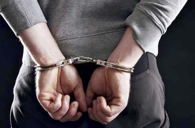 चोर को ग्रामीणों ने पकड़ किया पुलिस के हवाले, हिरासत में ज्वेलरी दुकानदार