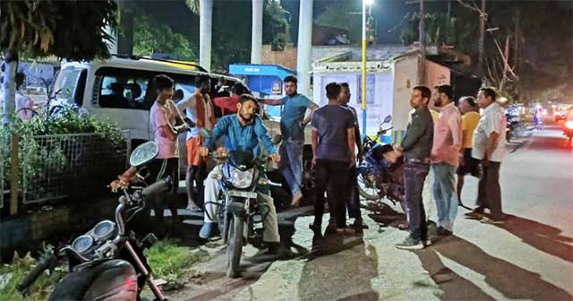 उत्पाद अधीक्षक की गाड़ी दुर्घटनाग्रस्त, बाल बाल बचे एक्साइज सुपरीटेंडेंट