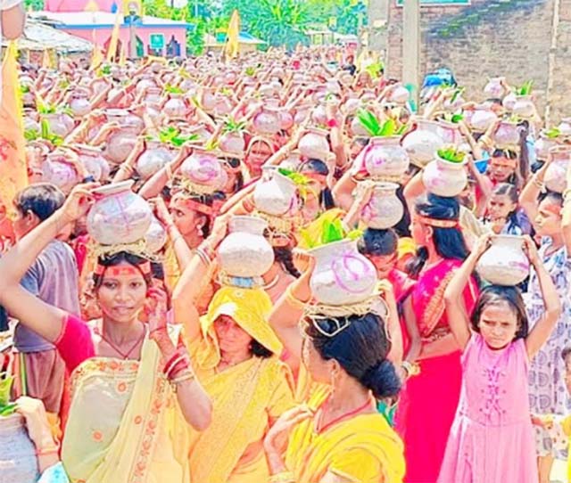 गणेश पूजा के उपलक्ष पर भागवत कथा का हो रहा आयोजन, महिलाओं ने निकाली भव्य कलश यात्रा