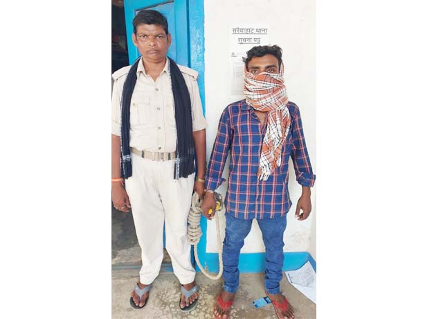 बोलेरो चोरी करते चोर को ग्रामीणों ने पकड़ किया पुलिस के हवाले, फायरिंग करते दो आरोपी फरार