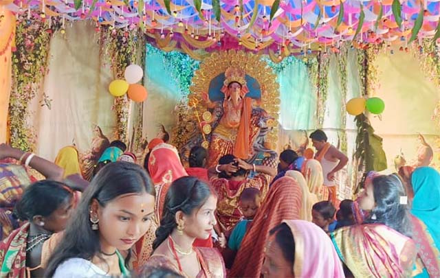 हिंदू युवा वाहिनी क्लब काफी उत्साह के साथ की गणेश प्रतिमा स्थापित कर की पूजा