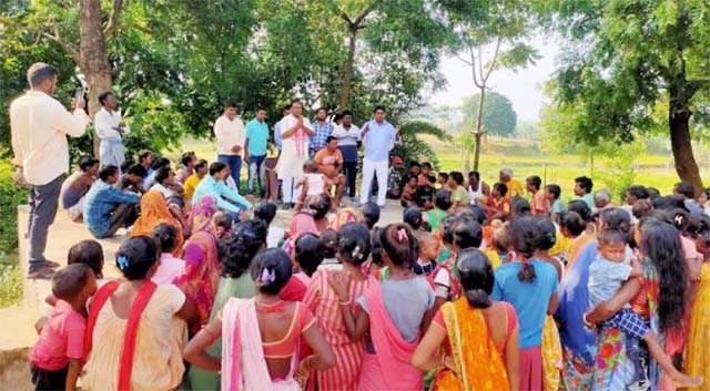 भाजपा नेता ने आदिवासी गांव में लोगों के बीच चलाया जन चौपाल कार्यक्रम