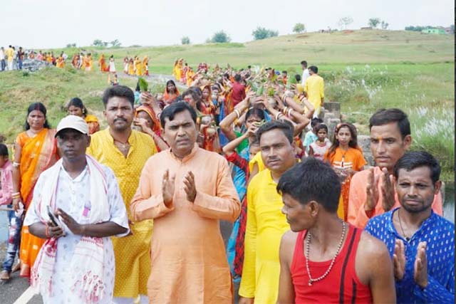 सोनवाद गांव में श्री गणेश मंदिर प्राण प्रतिष्ठा के अवसर पर निकाली गई भव्य कलश यात्रा