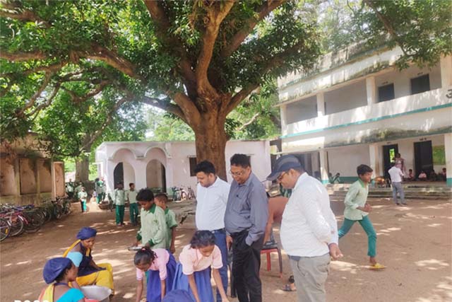प्रमंडलीय आयुक्त लालचंद डाडेल ने किया गोपीकांदर प्रखंड के विभिन्न मतदान केन्द्रों का निरीक्षण
