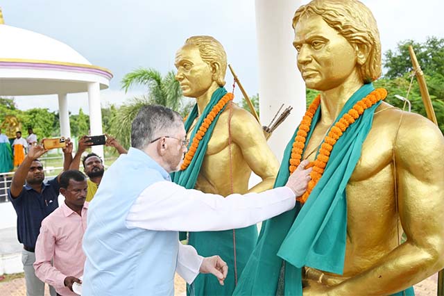 राज्यपाल ने हूल क्रान्ति के अमर महानायकों को दी श्रद्धांजलि, वंशजों से की भेंट