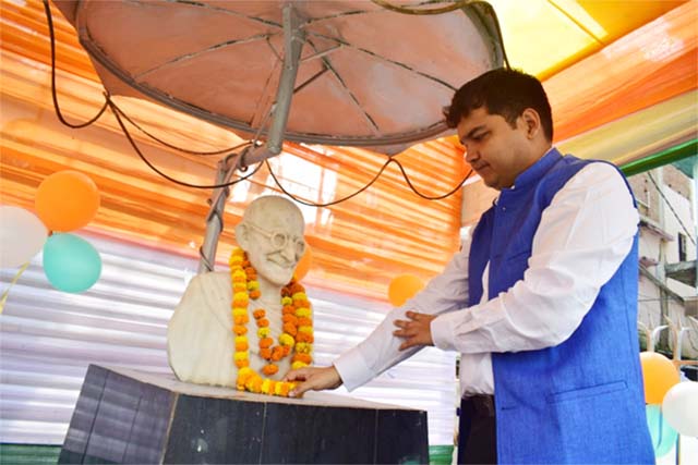 गांधी जयंती के अवसर पर डीसी -एसपी ने महात्मा गांधी के प्रतिमा पर किया माल्यार्पण