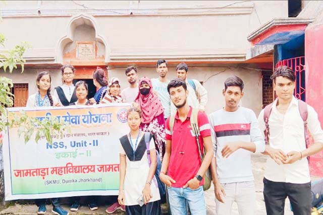 एन एन एस इकाई दो के द्वारा वृद्धा आश्रम परिसर में चलाया गया स्वच्छता अभियान
