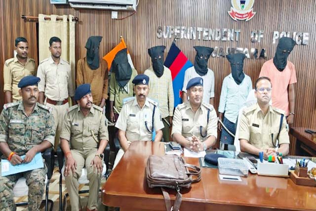 लूट कांड का पुलिस ने किया उद्वेदन, कांड में शामिल 6 अपराधी गिरफ्तार