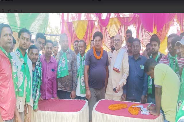 विकास कार्यों से प्रभावित होकर सैकड़ों कार्यकर्ताओं ने विस अध्यक्ष की मौजूदगी में थामा झामुमो का दामन