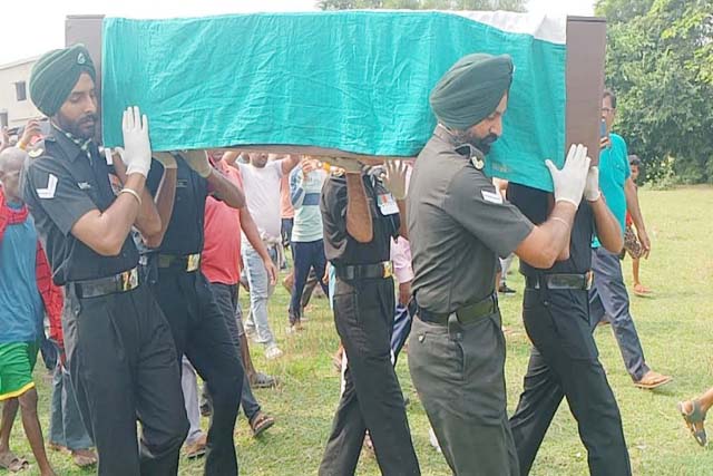 शहीद हवलदार बापी घोष का अंतिम संस्कार, परिवार,विधायक और समाज ने दी श्रद्धांजलि।