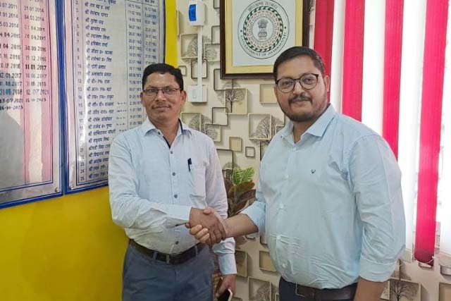 कुंडहित अंचल के नए अंचलाधिकारी सीताराम महतो ने दिया योगदान