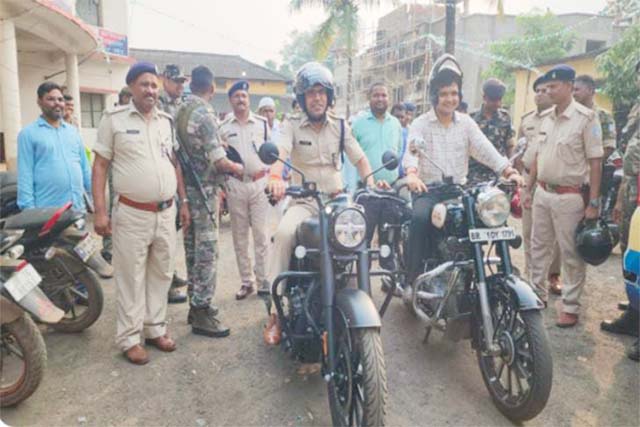 उपायुक्त एवं एसपी के नेतृत्व में निकाला गया फ्लैग मार्च, दिया शांति का संदेश