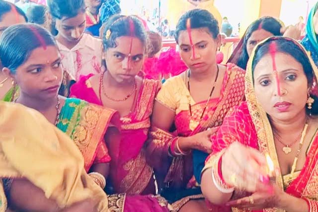 मंदिरों में अष्टमी तिथि पर डलिया अर्पित के लिए महिला श्रद्धालुओं की भीड़