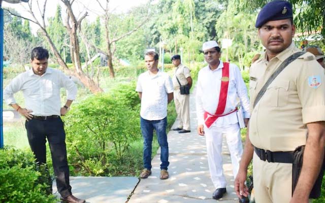 DC ने सिद्धो कान्हू मुर्मू पार्क का किया निरीक्षण, सौंदर्यीकरण करने का दिया निर्देश