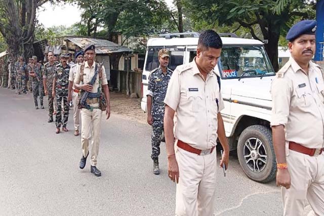 दुर्गा पूजा को शांतिपूर्वक संपन्न कराने को लेकर नाला पुलिस ने निकाला फ्लैग मार्च
