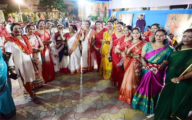 बंगाली समाज की महिलाओं ने सिंदूर खेला करके मां दुर्गा को नम आंखों से दी विदाई