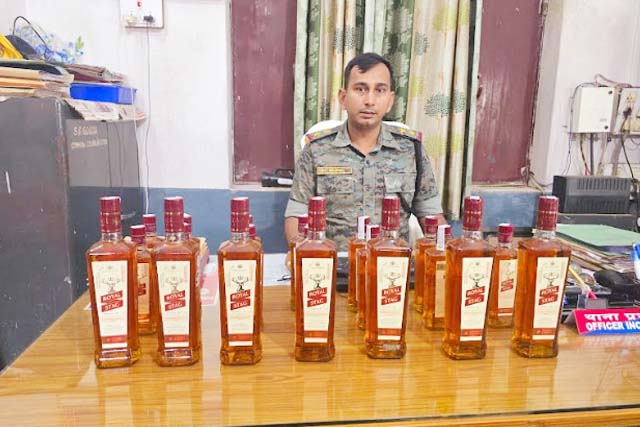 वाहन जांच के दौरान 20 बोतल अवैध अंग्रेजी एवं 50 लीटर महुआ शराब बरामद