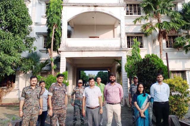 प्रशासनिक पदाधिकारीयों की मौजूदगी में हिमालयन एकेडमी का खुला ताला, 5 वर्षों से बंद था विद्यालय