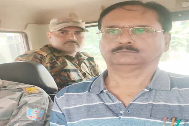 देवघर ब्रेकिंग : सिविल सर्जन डॉ रंजन सिंह 70 हजार घुस लेते गिरफ्तार