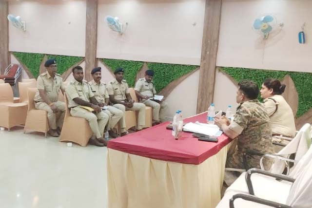 विधानसभा चुनाव को लेकर अंतरराज्यीय पुलिस पदाधिकारियों के साथ जिला पदाधिकारियों ने की बैठक