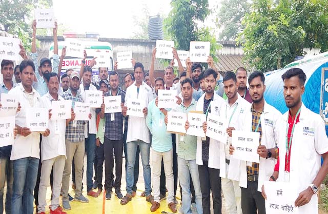 एंबुलेंस चालकों का धरना चौथे दिन भी जारी, मरीज हो रहे हैं परेशान