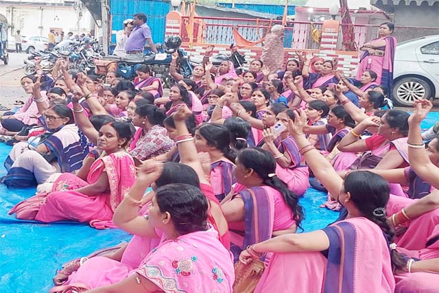 अबुवा राज के नाम पर झारखंड में लाला बबुवा राज क़ायम कर दिया : आँगनबाड़ी कर्मी