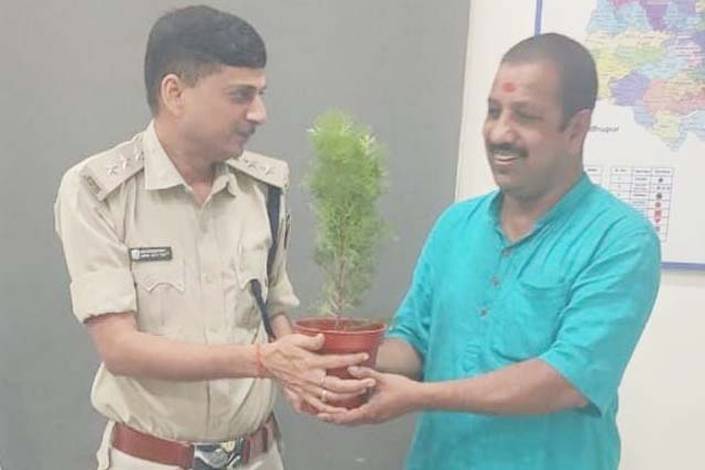 झामुमो संयुक्त सचिव ने नव पदस्थापित एसडीपीओ का किया स्वागत