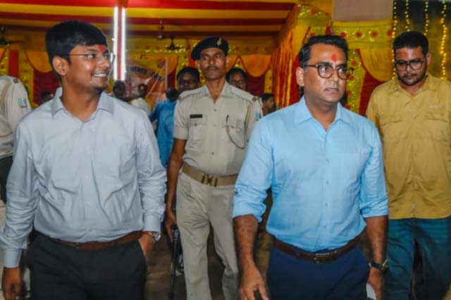 पूजा पंडालों में सीसीटीवी कैमरा, अग्निशमन यंत्र, साफ-सफाई की व्यवस्था रहे सुनिश्चित:- DC