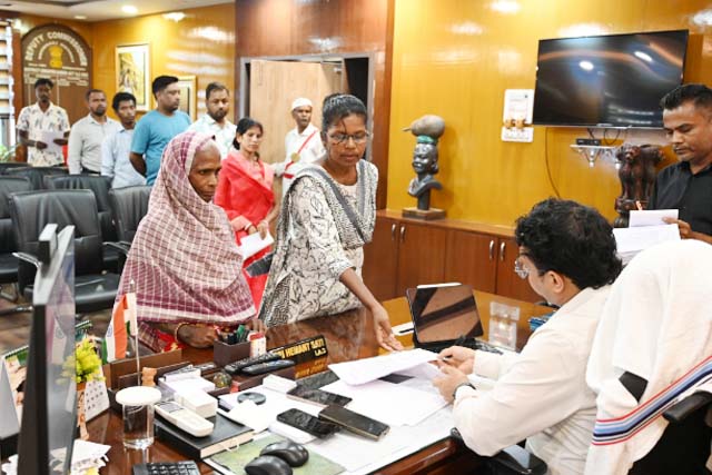 DC हेमंत सती ने जनता दरबार के माध्यम से सुनी लोगों की समस्याएं।