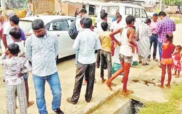 डायरिया प्रभावित गांव में स्वास्थ्य विभाग की टीम ने लगाया कैंप