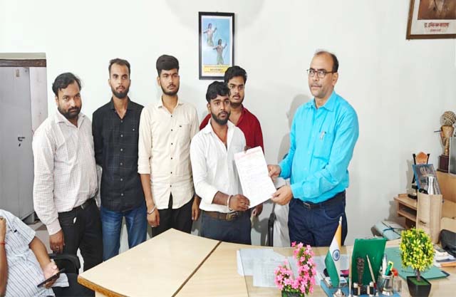 अभाविप मूल भूत समस्याओं को लेकर प्राचार्य से मिला