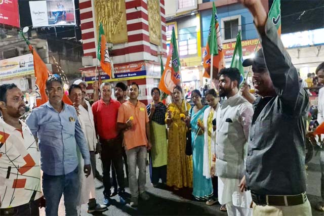हरियाणा में बीजेपी की जीत पर कार्यकर्ताओं ने मनाया जश्न