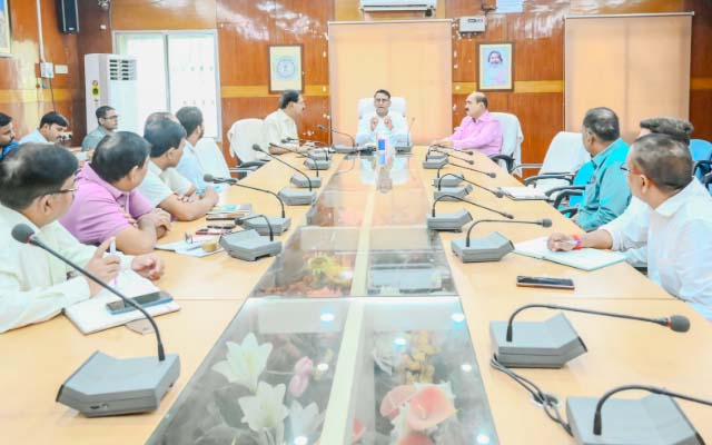 जमीनी स्तर पर कार्य करते हुए लाभुकों को आयुष्मान भारत योजना से जोड़ें : डीसी
