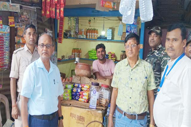 सदर अस्पताल के सामने कोटपा कानून का उल्लंघन करने वाले दुकानदारों के विरुद्ध छापामारी की गई