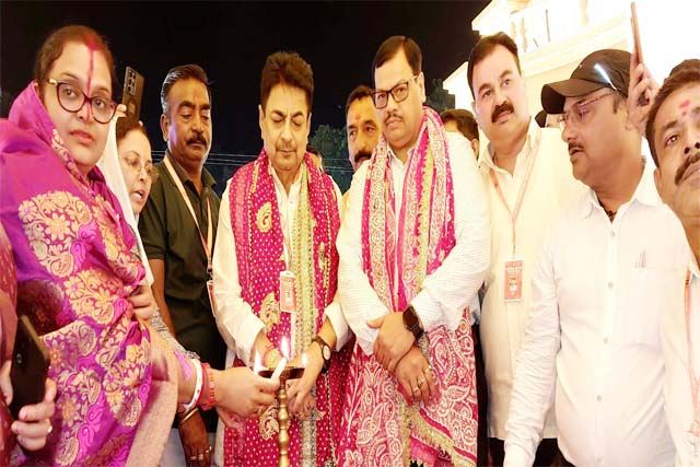 बिलसीउपर बिलासी पूजा समिति पंडाल का उद्घाटन डॉ सुनील खवाड़े ने दीप जलाकर किया