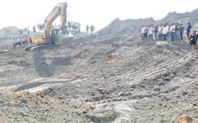 निर्माणाधीन फोरलेन में मिट्टी के ढेर में खेल रहे दो बच्चों की दबकर मौत
