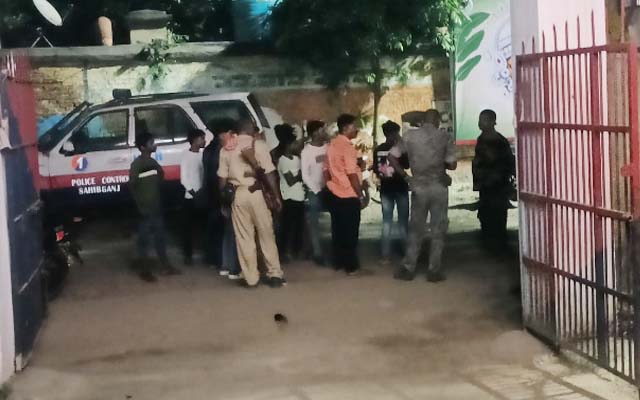 बाइक चोरी के संदेह पर मुहल्ले वासियों ने दो युवक को पकड़ा, किया पुलिस के हवाले