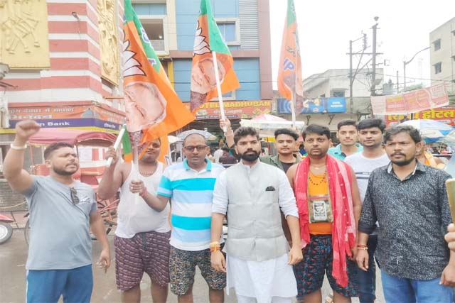 हरियाणा में भाजपा की जीत पर तुफान महथा के नेतृत्व में कार्यकर्ताओं ने मनाया जश्न, बांटी गई मिठाई