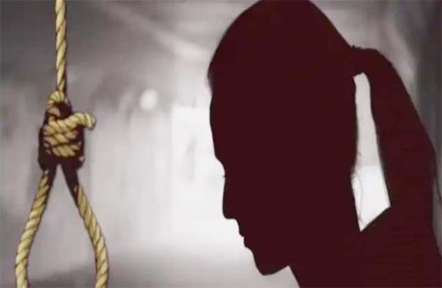 17 वर्षीय नाबालिग किशोरी ने फांसी लगाकर कर ली आत्महत्या*
