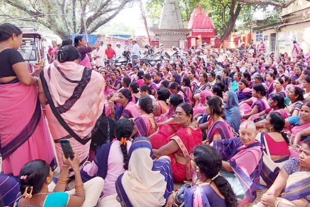 हड़ताल पर गयी झारखंड की आंगनबाड़ी सेविका और सहायिका