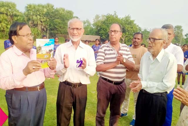 फुटबॉल टूर्नामेंट , असहायों को कंबल वितरण और “दुर्वादल” बांगला पत्रिका का किया गया विमोचन