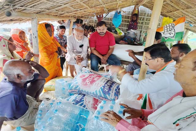 कांग्रेस प्रदेश सचिव ने दियारा क्षेत्र में भ्रमण कर राहत सामग्री का किया वितरण